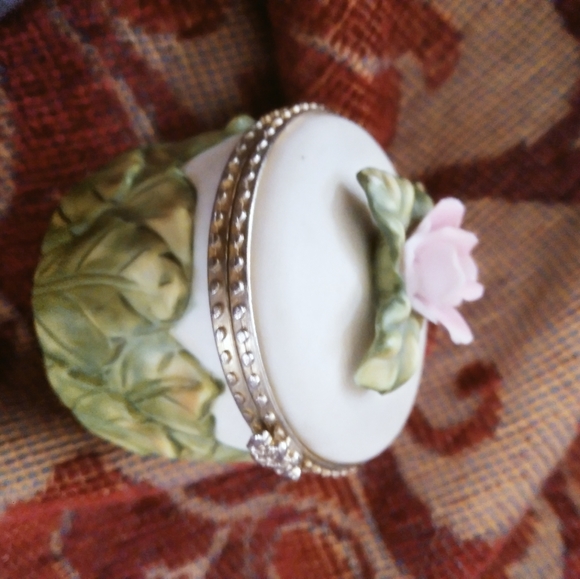 Collectable porcelain mini pill comtainer - Picture 6 of 13